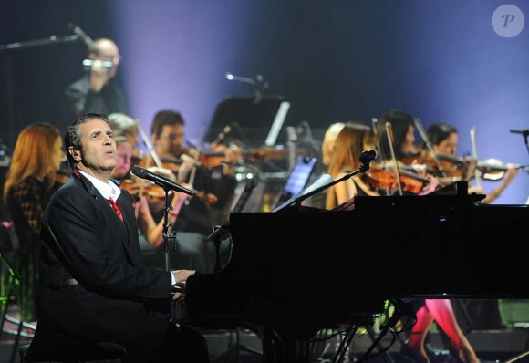 Julien Clerc, entouré de 40 musiciens symphoniques, au Palais des Congrès de Paris, le 13 janvier 2012.
