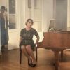 Chimène Badi chante son nouveau titre Parlez-moi de lui à côté du piano