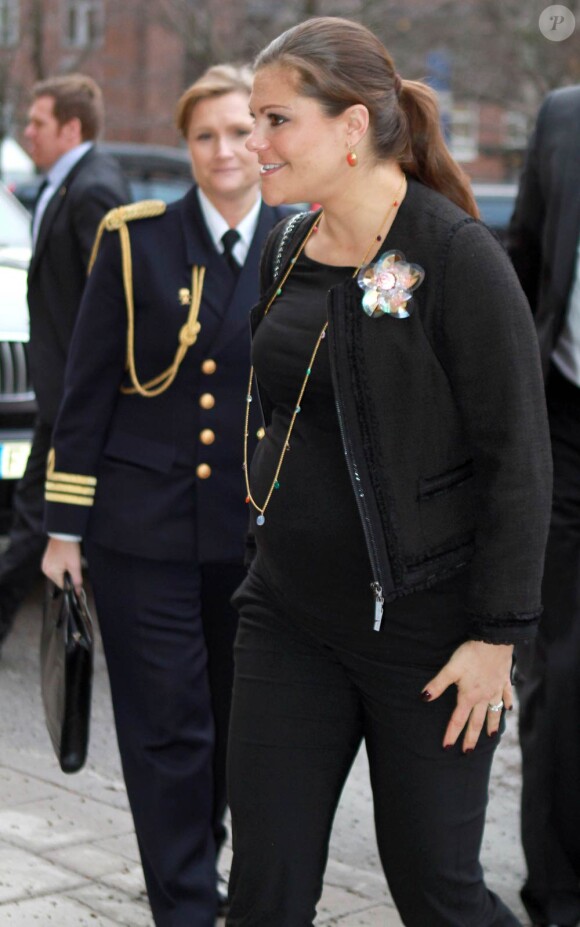 La princesse Victoria s'est rendue au centre pédiatrique Astrid Lindgren de l'hôpital universitaire Karolinska, à Solna, le 19 janvier 2012. A moins de deux mois d'accoucher de son premier enfant.