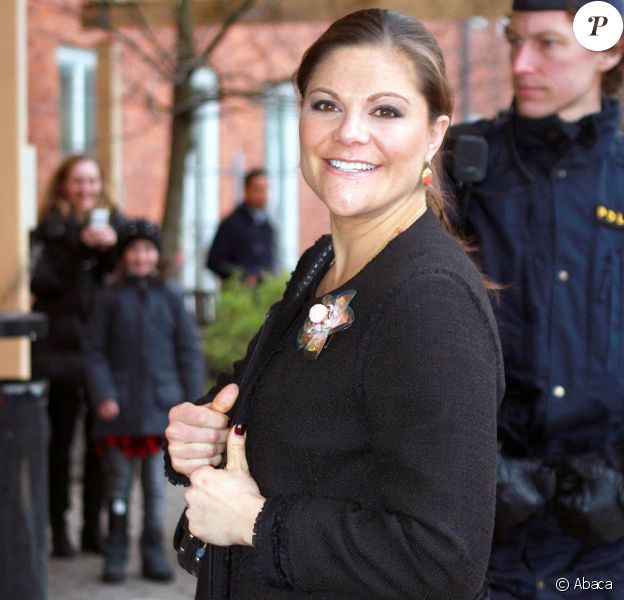 Simple visite ou repérage ? La princesse Victoria de Suède s'est déplacée au centre pédiatrique Astrid Lindgren de l'hôpital universitaire Karolinska, à Solna, le 19 janvier 2012. A moins de deux mois d'accoucher de son premier enfant.