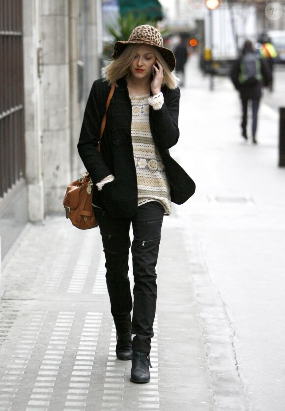 Fearne Cotton se rend dans les studios de BBC One dans un blazer noir et un pull brodé à Londres, le 20 janvier 2012.