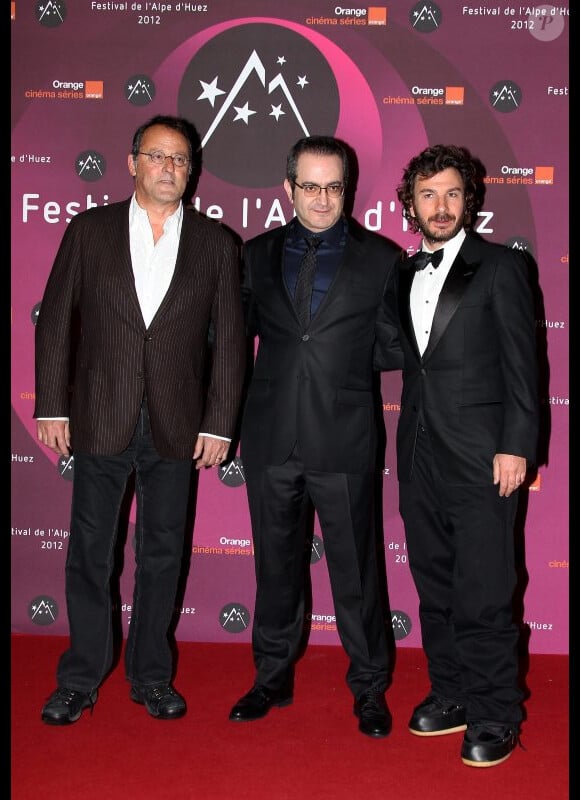 Jean Reno et Michaël Youn entourent Daniel Cohen lors de la cérémonie de cloture du 15e Festival international du film de Comédie de l'Alpe d'Huez le samedi 21 janvier 2012