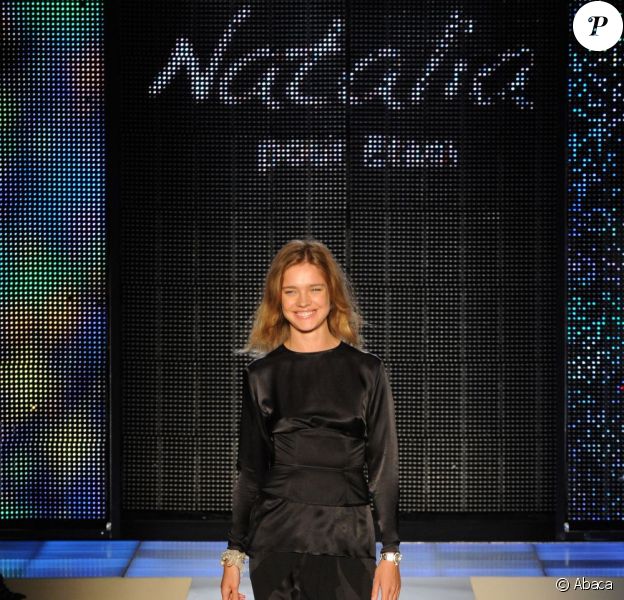 Natalia Vodianova à l'issue du défile Etam Lingerie en 2010