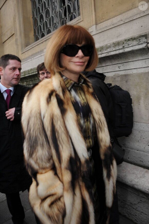 Anna Wintour se rend au défilé Atelier Versace à l'École Nationale des Beaux-Arts de Paris, le 23 janvier 2012.