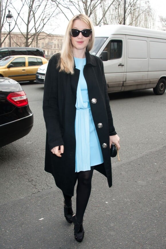 Ludivine Sagnier arrive à l'École nationale des beaux-arts pour le défilé Atelier Versace à Paris, le 23 janvier 2012.