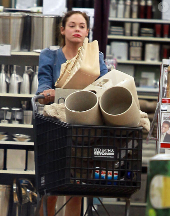 Rose McGowan remplit son caddie le 13 janvier 2012 à Los Angeles