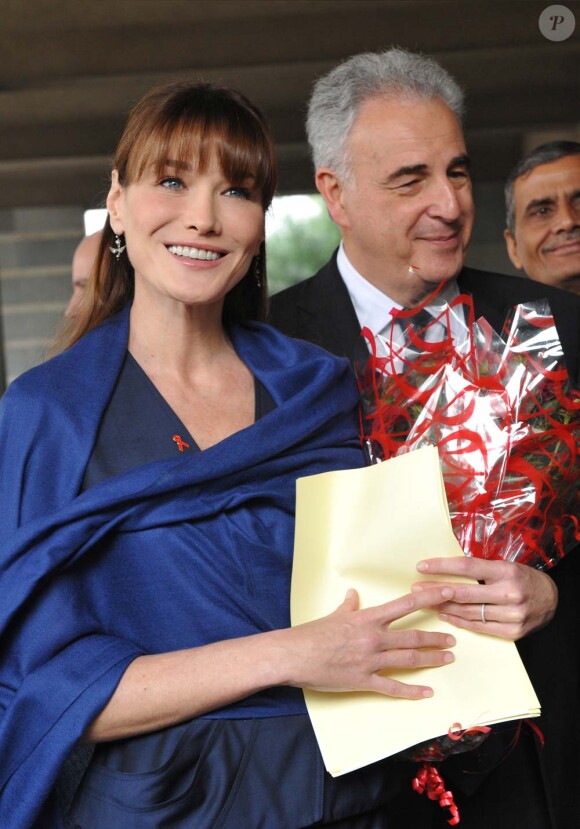 Carla Bruni-Sarkozy et Michel Kazatchkine en Inde, le 6 décembre 2010.