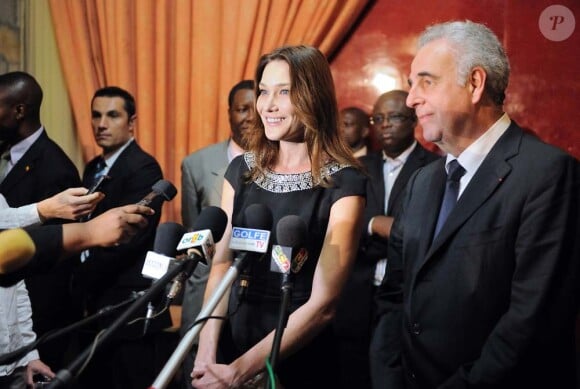 Carla Bruni-Sarkozy et Michel Kazatchkine au Bénin, le 26 janvier 2010.