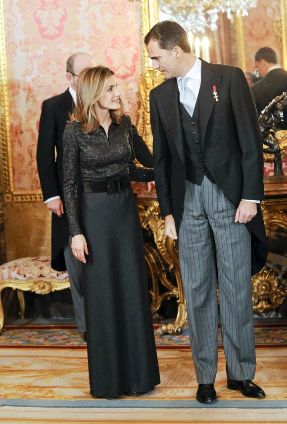 Le prince et la princesse des Asturies sont toujours parfaitement soudés dans leurs engagements officiels.
Le roi Juan Carlos et la reine Sofia d'Espagne recevaient le 24 janvier 2012, au palais royal et en présence de Felipe et Letizia, les ambassadeurs étrangers.