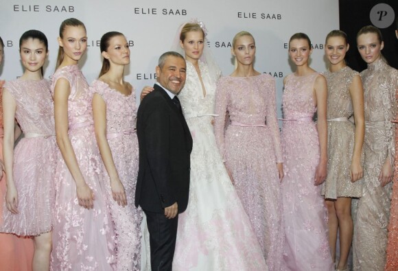 Elie Saab et ses mannequins au défilé Elie Saab Haute Couture à Paris le 25 janvier 2012