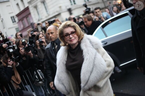 Catherine Deneuve à son arrivée au défilé Haute Couture Jean-Paul Gaultier. Le 25 janvier 2012 à Paris