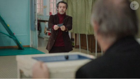 Images de Yann Barthès dans son premier rôle, Arthur Flèche, court métrage sur Canal +, ici au bureau de vote