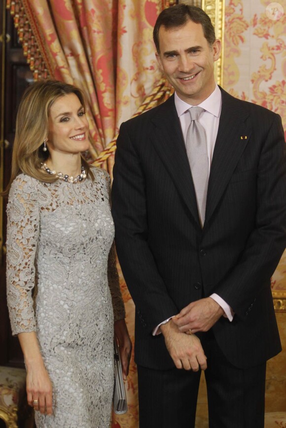 Letizia et Felipe d'Espagne étaient d'une élégance parfaite pour recevoir le couple présidentiel péruvien. Le président du Pérou Ollanta Humala et son épouse Nadine Heredia ont été accueillis le 25 janvier 2012 au palais de la Zarzuela, à Madrid, par le roi Juan Carlos Ier, la reine Sofia, le prince Felipe et la princesse Letizia.