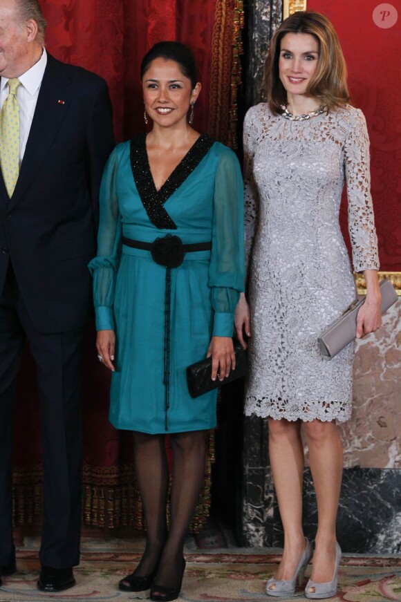 Letizia d'Espagne lumineuse au côté de la première dame NAdine Heredia, très élégante également. Le président du Pérou Ollanta Humala et son épouse Nadine Heredia ont été accueillis le 25 janvier 2012 au palais de la Zarzuela, à Madrid, par le roi Juan Carlos Ier, la reine Sofia, le prince Felipe et la princesse Letizia.