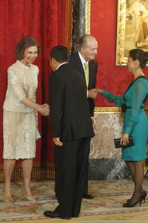 Le roi Juan Carlos Ier et la reine Sofia ont accueilli le président du Pérou Ollanta Humala et son épouse Nadine Heredia le 25 janvier 2012 au palais de la Zarzuela, à Madrid.