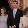 Letizia et Felipe d'Espagne étaient d'une élégance parfaite pour recevoir le couple présidentiel péruvien. Le président du Pérou Ollanta Humala et son épouse Nadine Heredia ont été accueillis le 25 janvier 2012 au palais de la Zarzuela, à Madrid, par le roi Juan Carlos Ier, la reine Sofia, le prince Felipe et la princesse Letizia.
