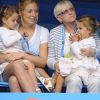 Charlene Riva et Myla Rose, les deux jumelles de Roger Federer le 26 janvier 2012 à Melbourne lors de sa demi-finale perdue face à Rafael Nadal lors de l'Open d'Australie