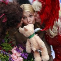 Claire Danes : Un ours en peluche, deux travestis et un défilé farfelu