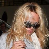 Pamela Anderson, de sexy à négligée : l'avion ne lui réussit pas