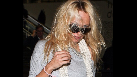 Pamela Anderson, de sexy à négligée : l'avion ne lui réussit pas