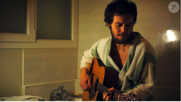 Kristov Leroy à la guitare (Nouvelle Star 6) dans son clip Rue des Mauvais-Garçons