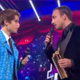 Justin Bieber reçoit un NRJ Music Award d'honneur des mains de Nikos Aliagas.