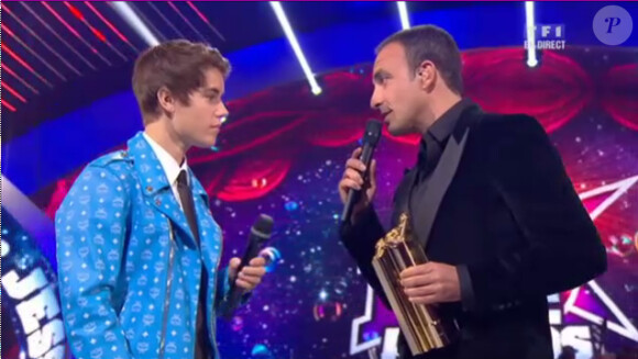 Justin Bieber reçoit un NRJ Music Award d'honneur des mains de Nikos Aliagas.