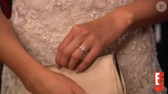 La bague de fiançailles de Katrina Bowden lors de l'émission E! News en direct du tapis rouge des Screen Actors Guild Awards, à Los Angeles, le 29 janvier 2012.