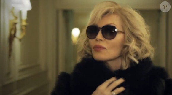 Image extraite du clip sexy La Belle et la bête d'Amanda Lear, janvier 2012.