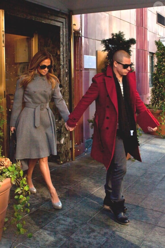 Jennifer Lopez et Casper Smart sortent de leur hôtel à New York, le 30 janvier 2012.