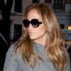 La superbe Jennifer Lopez, très stylée dans un manteau Paul é Joe Sister et des talons Jimmy Choo à son retour à l'hôtel. New York, le 30 janvier 2012.