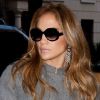 Jennifer Lopez, sublime dans un manteau Paul & Joe Sister accordé à son sac. New York, le 30 janvier 2012.