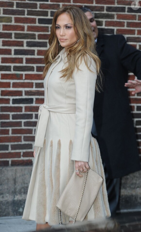 Jennifer Lopez, radieuse à son arrivée au Ed Sullivan Theater à New York, le 30 janvier 2012.
