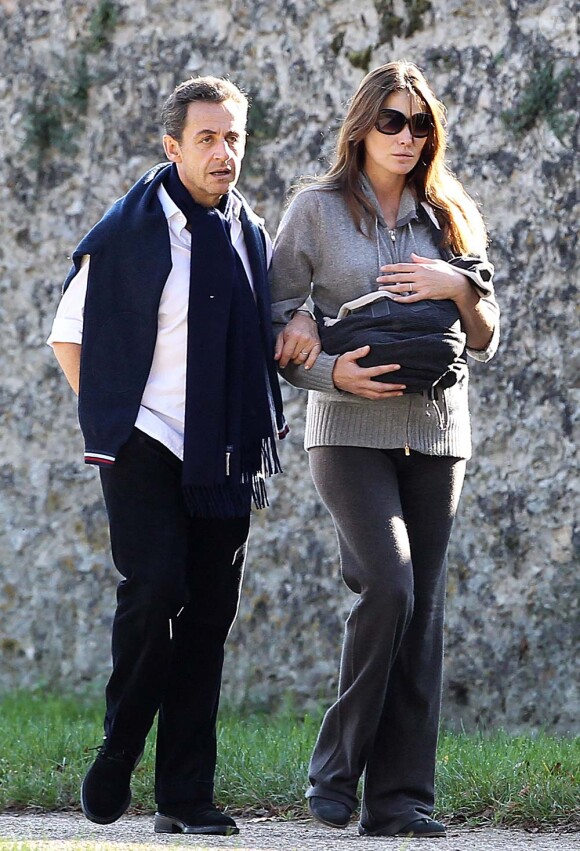 Nicolas Sarkozy, Carla Bruni et leur petite Giulia à Versailles, le 31 octobre 2011.