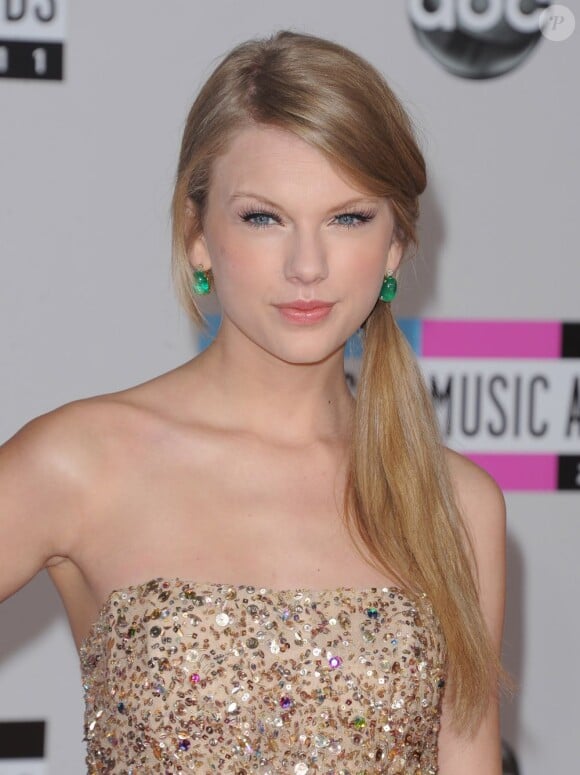 La beauté et la pureté de Taylor Swift ont fait d'elle la 60e femme la plus hot de 2012 et la 47e plus sexy de Twitter selon Askmen et Complex.
