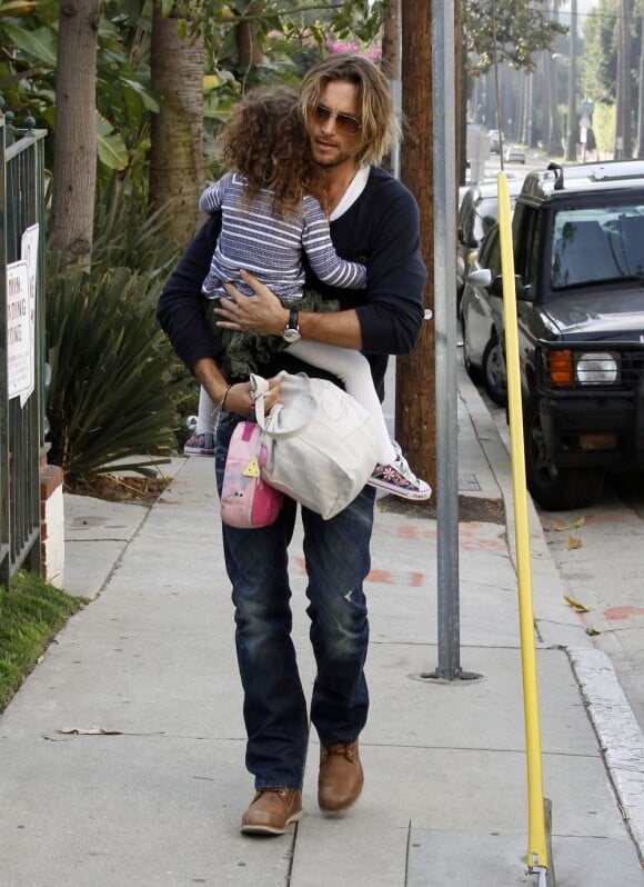 Gabriel Aubry va chercher sa fille Nahla à l'école à Los Angeles le 1er février 2012