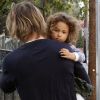 Nahla dans les bras de son papa Gabriel Aubry à Los Angeles le 1er février 2012