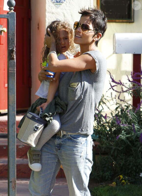 Blessée au pied, Halle Berry va chercher sa fille Nahla à l'école à Los Angeles le 13 janvier 2012