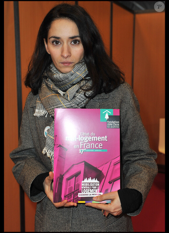 Rachida Brakni le 1er février 2012 à la Porte de Versailles à Paris pour la présentation du rapport annuel sur l'état du mal-logement en France de la Fondation Abbé Pierre