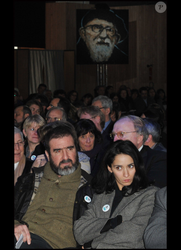 Eric Cantona et Rachida Brakni le 1er février 2012 à la Porte de Versailles à Paris pour la présentation du rapport annuel sur l'état du mal-logement en France de la Fondation Abbé Pierre