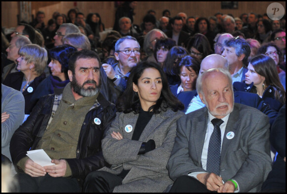 Eric Cantona et Rachida Brakni le 1er février 2012 à la Porte de Versailles à Paris pour la présentation du rapport annuel sur l'état du mal-logement en France de la Fondation Abbé Pierre