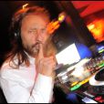 Le DJ Bob Sinclar lors de la soirée de lancement de son nouvel album Disco Crash, au no comment, à Paris, le 2 février 2012