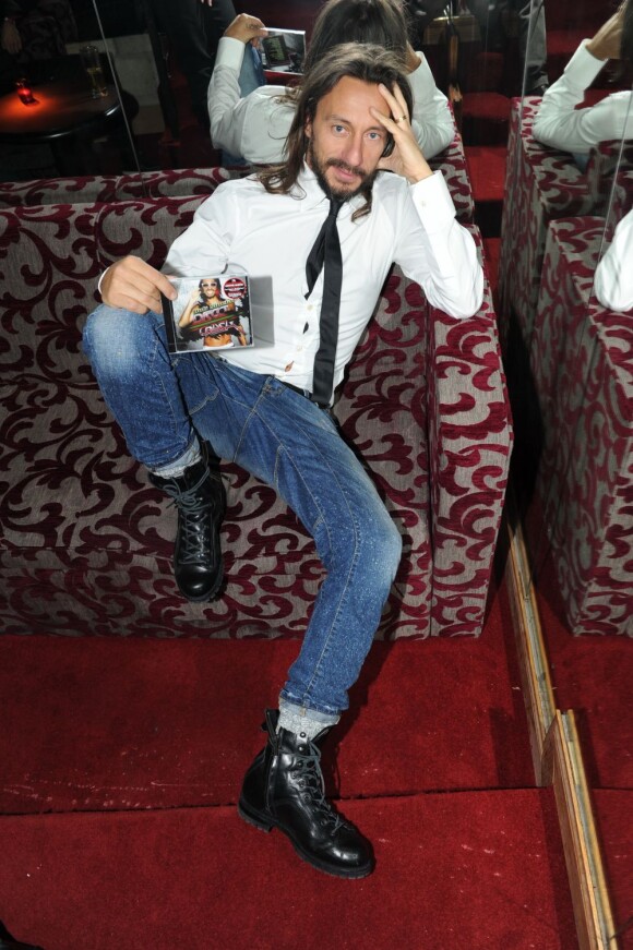 Bob Sinclar pose lors de la soirée de lancement de son nouvel album Disco Crash, au no comment, à Paris, le 2 février 2012