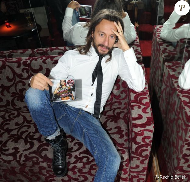 Bob Sinclar pose lors de la soirée de lancement de son nouvel album Disco Crash, au no comment, à Paris, le 2 février 2012