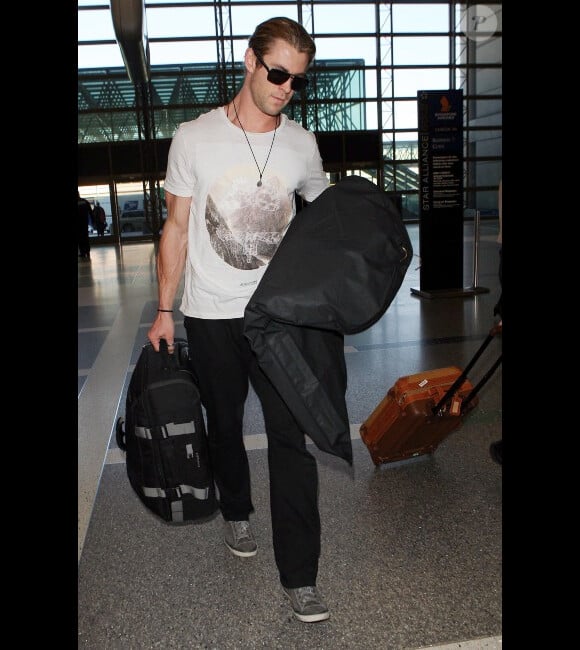 Chris Hemsworth, enceinte, à l'aéroport de Los Angeles le 3 février 2012
