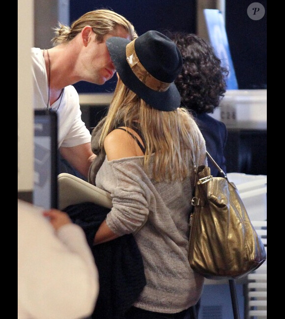 Chris Hemsworth et Elsa Pataky, enceinte, à l'aéroport de Los Angeles le 3 février 2012 : un bisou avant de décoller
