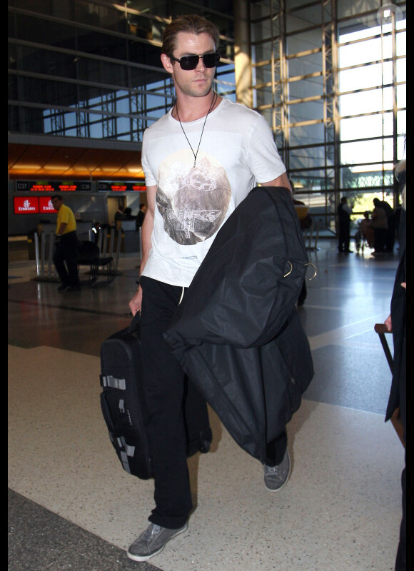 Le musclé Chris Hemsworth à l'aéroport de Los Angeles le 3 février 2012