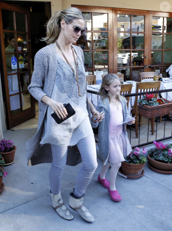 Heidi Klum maman attentionnée et sa fille Leni à Los Angeles le 4 février 2012