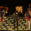 Madonna et LMFAO le 4 février 2012 lors du show donné à la mi-temps du Super Bowl à Indianapolis