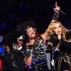 Madonna et LMFAO le 5 février 2012 lors du show donné à la mi-temps du Super Bowl à Indianapolis